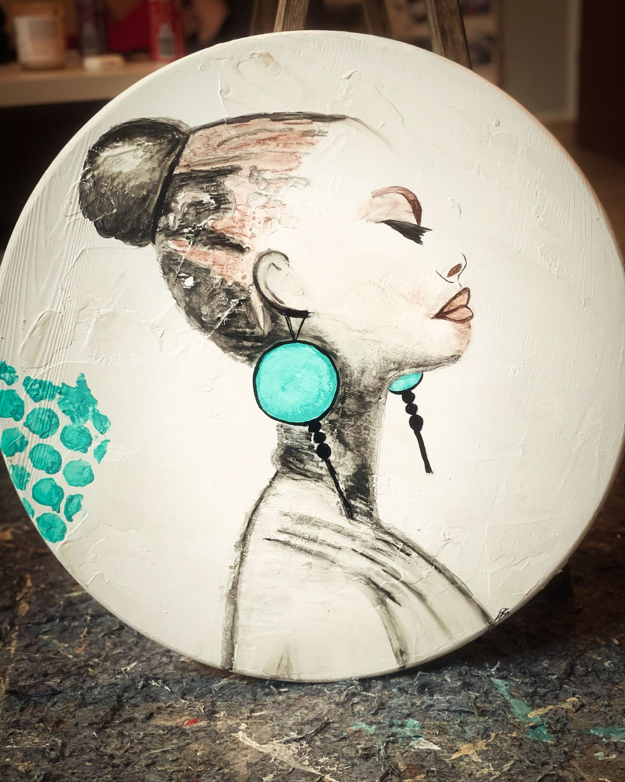 Weibliches Portrait stilisiert, im Profil.