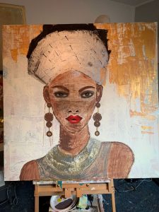 Weibliches Portrait mit langen goldenen Ohrringen.